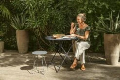 Fermob Cocotte Stool, Acapulco Blue -Garden Furniture Store COCOTTE BISTRO CARBONE GRIS LAPILLI MARSEILLE VISUEL2023 MARINE BRUSSON