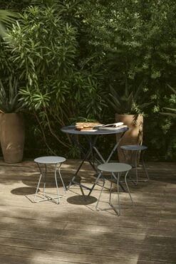 Fermob Cocotte Stool, Liquorice 11 Fermob Cocotte Stool, Liquorice -Garden Furniture Store COCOTTE BISTRO CARBONE ROMARIN GRIS LAPILLI MARSEILLE ALBUM2023 MARINE BRUSSON 1