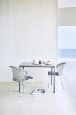 Cane-line Lean Chair, White-grey -Garden Furniture Store Lean chair2C pure table